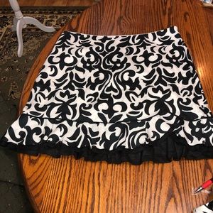 WHITE HOUSE BLACK MARKET SIZE 10 BLACK/WHITE ABSTACT PATTERN FULLY LINED SKIRT